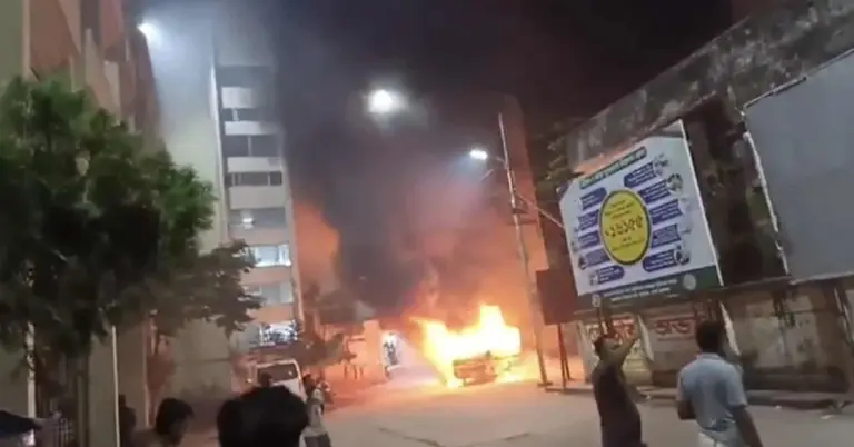 অ্যাম্বুলেন্সে আগুন